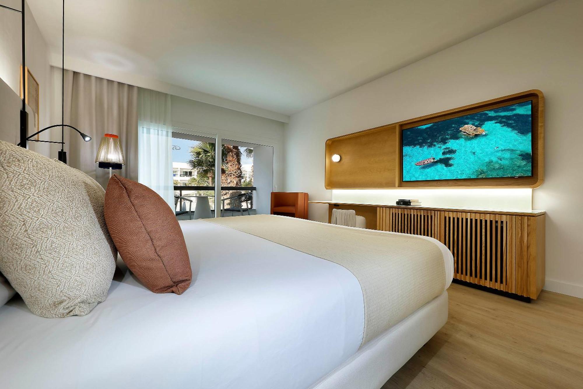 Deluxe Room Pool View